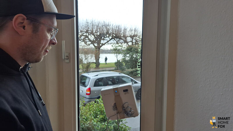 Der ECOVACS WINBOT Mini wischt die Leisten des Fensters.